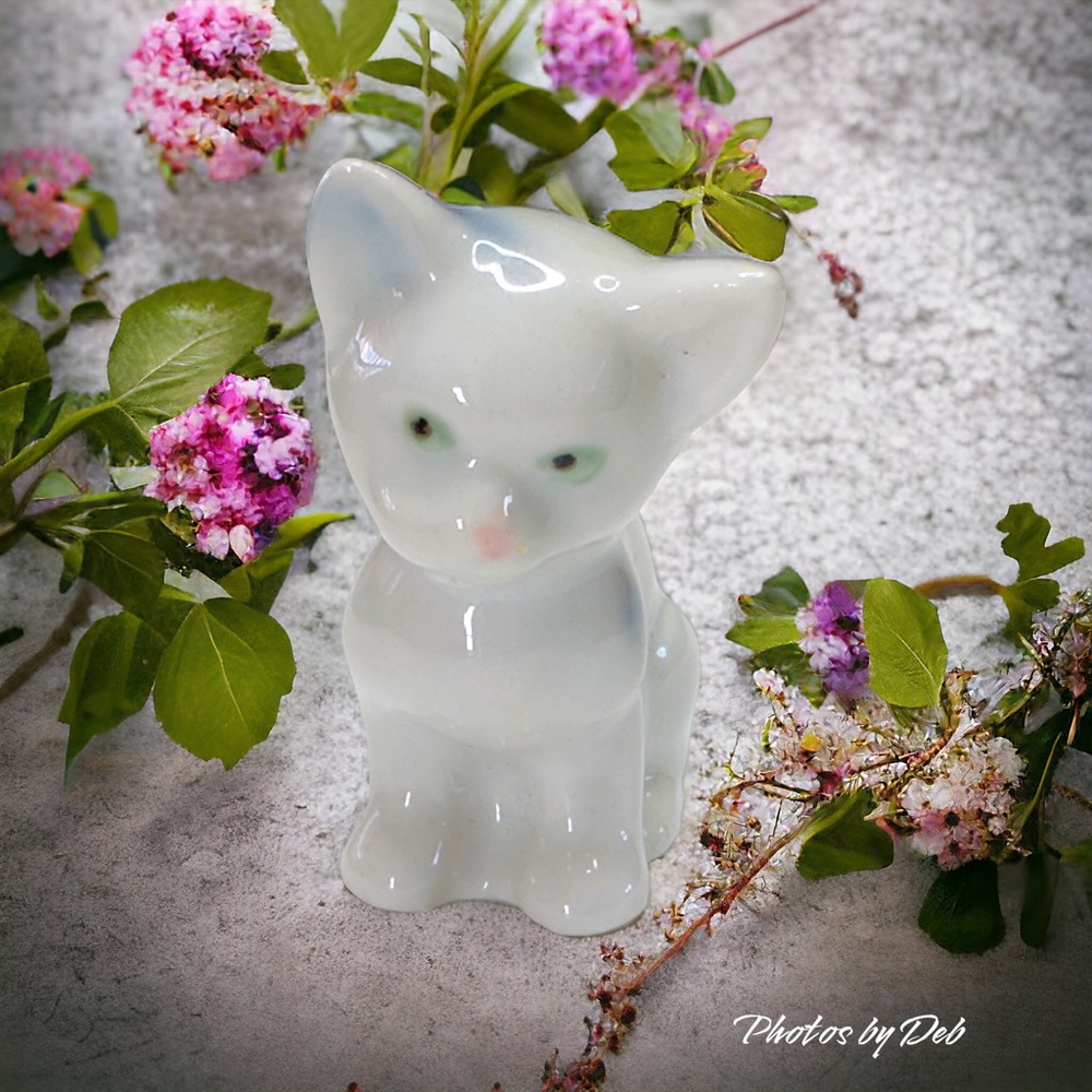 Vintage miniature white kitten figurine